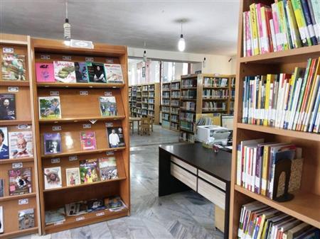 راهرو منتهی به مجلات و میز امانت