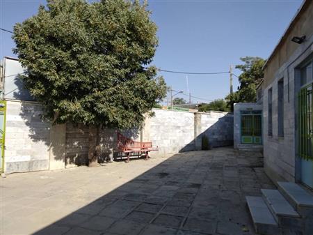 داخل حیاط کتابخانه