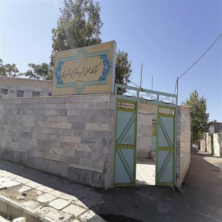 ورودی درب اصلی و حیاط کتابخانه